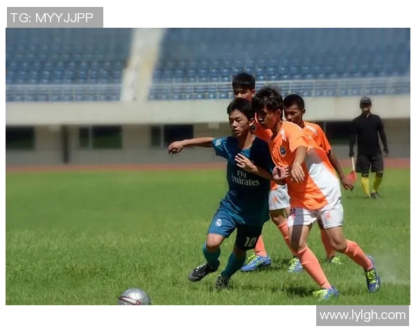 绿色头发的足球明星如何在赛场上引领时尚潮流与环保理念